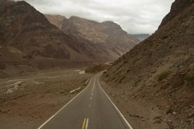 Aconcagua Dağı 'na giden yolda asfalt karayolu boyunca seyahat ediyor..