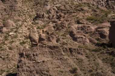 Kaya arka planı. Kayalık dağ dokusu ve renginin yakın görüntüsü.