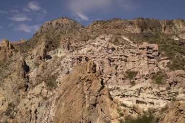 Jeoloji. Çöldeki kayalık ve kumtaşı dağlarının manzarası.