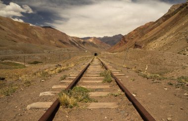 Kurak ve kuru çölde demiryolu. Vadiden geçen tren yolu ve Mendoza 'daki And Dağları, Patagonya Arjantin. 