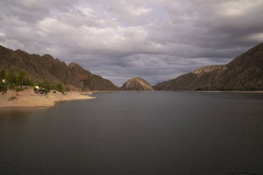 Çöl, kayalık dağlar ve gün batımında sakin bir göl.. 