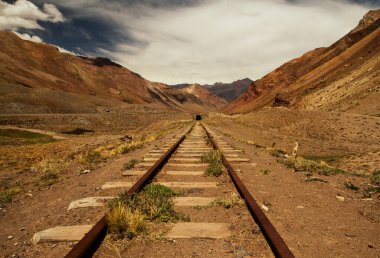 Kurak ve kuru çölde demiryolu. Vadiden geçen tren yolu ve Mendoza 'daki And Dağları, Patagonya Arjantin. 