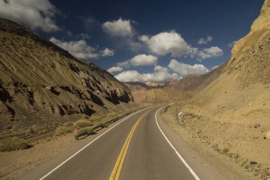 Aconcagua Dağı 'na giden yolda asfalt karayolu boyunca seyahat ediyor..