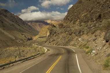 Macera. Kıvrımlar Patagonya, Mendoza 'daki kayalık dağlar boyunca boş asfalt güzergahı boyunca seyahat ediyoruz., 