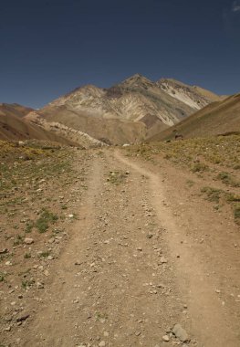 Dışarıdaki eğlence aktiviteleri. Yürüyüş. Dağların tepesindeki toprak yol.. 