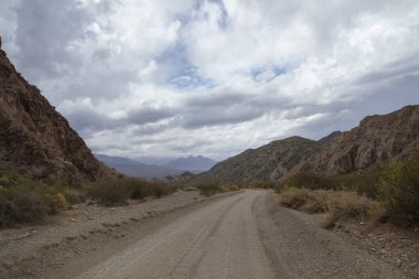 Vahşi doğaya yolculuk. Kurak çöl ve kayalık dağlar boyunca boş toprak yol boyunca seyahat ediyorum..