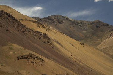 Doğa dokuları ve renkleri. Jeoloji. Kurak dağ zirvesinin yakın görüntüsü. 