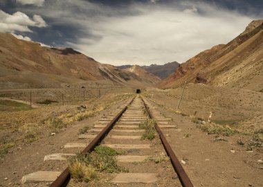 Ulaşım. Kırsal demiryolları. Tren yolu, kurak çölü, vadiyi ve dağları aşıyor..