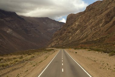 Aconcagua Dağı 'na giden yolda asfalt karayolu boyunca seyahat ediyor..