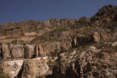 Çöl manzarası. Kurak dağlardaki kayaların ve kumtaşı kayalıkların manzarası. 
