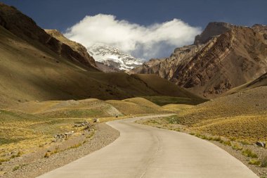 Yedi zirve. Dağcılık mı? Amerika 'nın en yüksek zirvesi. Altın çayır boyunca uzanan patika, karlı bir tepe ile Aconcagua Dağı 'na çıkar.. 