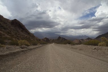 Vahşi doğaya yolculuk. Kurak çöl ve kayalık dağlar boyunca boş toprak yol boyunca seyahat ediyorum..
