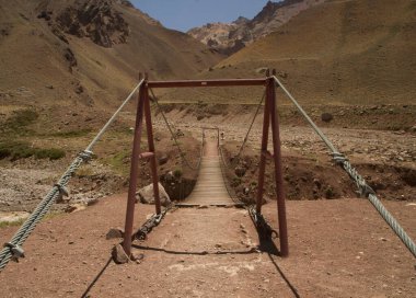 Macera. Dağlarda asılı bir köprüye giden yol.. 