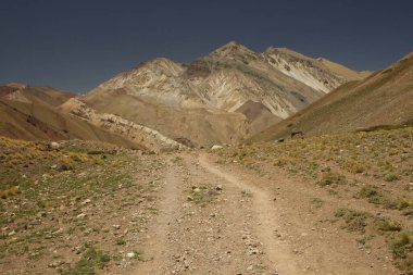 Dışarıdaki eğlence aktivitesi. Yürüyüş. Dağların tepesindeki toprak yol.. 