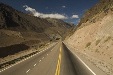 Nakliye aracı. Çöl otoyolu boyunca seyahat ediyorum. Kurak dağlara ve vadiye doğru asfalt düz yol. 