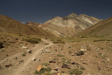 Açık hava aktivitesi. Yürüyüş. Kurak dağlar ve çöl boyunca toprak yol. 