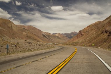 Seyahat et. Kırsal yol. Dağlar boyunca kıvrımlı asfalt yol ve Mendoza, Patagonya 'daki Aconcagua yolunda çöl.. 