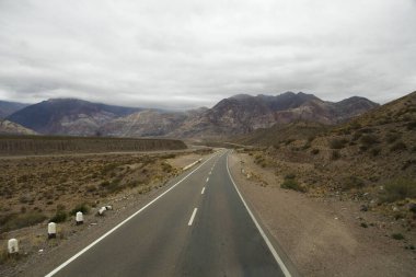 Aconcagua Dağı 'na giden yolda asfalt karayolu boyunca seyahat ediyor..