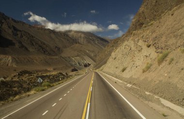 Çöl yolları. Mendoza, Patagonya 'daki Aconcagua yolunda asfalt yol.. 