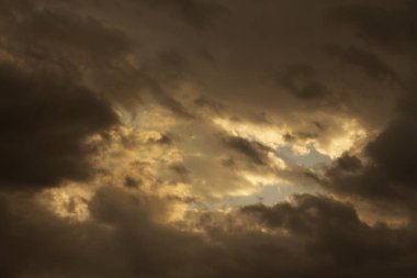 Dramatik gün batımı gökyüzü. Alacakaranlık, kırmızı, turuncu ve sarı bulutların ve gökyüzünün büyüleyici manzarası..