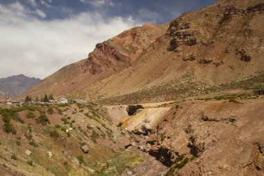 Jeoloji. Kuru çöl. Kanyon manzarası, dağlar, vadi, uçurum, akan nehir ve kayalık oluşumlar..