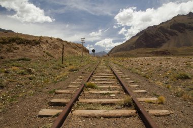 Kurak ve kuru çölde demiryolu. Vadiden geçen tren yolu ve Mendoza 'daki And Dağları, Patagonya Arjantin. 