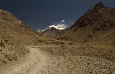 Yedi zirve. Yürüyüş. Vadi boyunca uzanan yol ve altın çayır, Amerika 'nın en yüksek zirvesi olan Aconcagua Dağı' na çıkıyor..