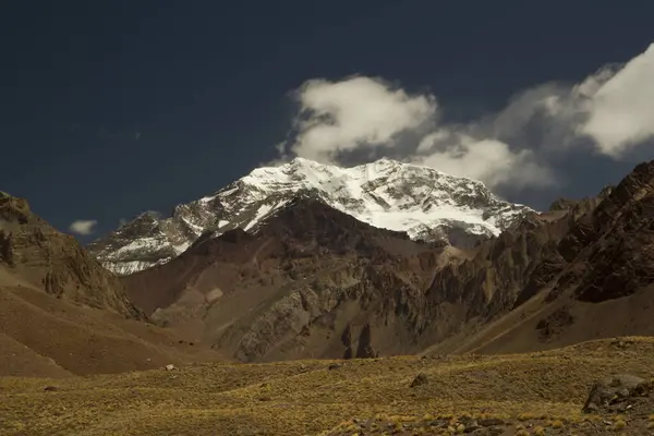 Pico Nevado Montaña Aconcagua Pradera Valle Dorado Vista Panorámica Del — Foto de Stock