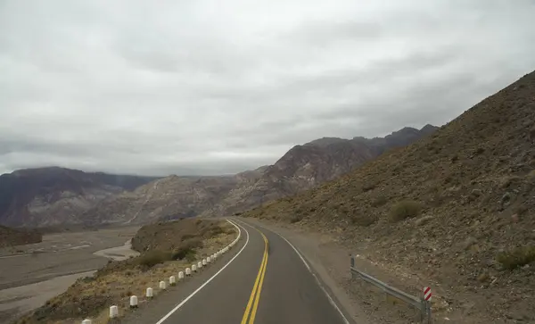 公路旅行 沿着柏油路穿越干旱的沙漠和多石的山脉 — 图库照片