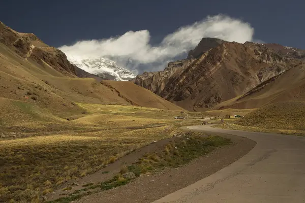 Mendoza, Patagonya 'daki Aconcagua Dağı' na uzanan altın çayır boyunca uzanan patika..