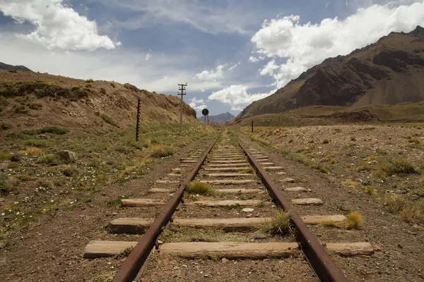 Kurak ve kuru çölde demiryolu. Vadiden geçen tren yolu ve Mendoza 'daki And Dağları, Patagonya Arjantin. 