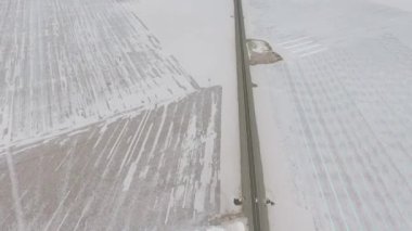 Salinas Grandes, Jujuy, Arjantin 'deki tuz düzlükleri boyunca asfalt rotasının havadan görünüşü. Yolun kenarındaki tuz havuzları ve benimki..