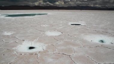 Salta ve Jujuy 'daki Salinas Grandes, And Dağları' ndaki doğal tuz düzlüklerinden ve göllerden yukarı doğru eğil.. 