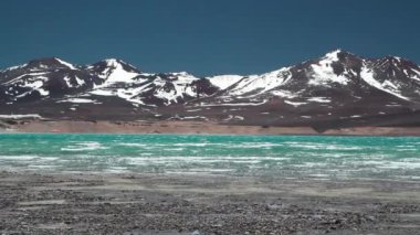 Alp manzarası. And Dağları 'ndaki Yeşil Göl manzarası.. 