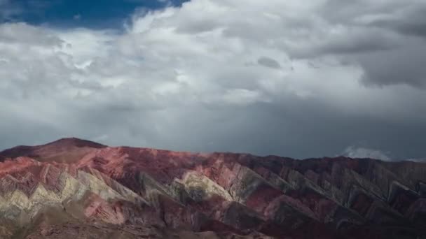 Tijdsverloop Van Hornocal Kleurrijke Berg Onder Een Dramatische Lucht — Stockvideo