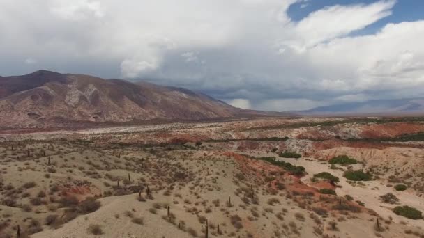 Luftaufnahme Der Trockenen Wüste Und Der Bunten Berge Unter Einem — Stockvideo