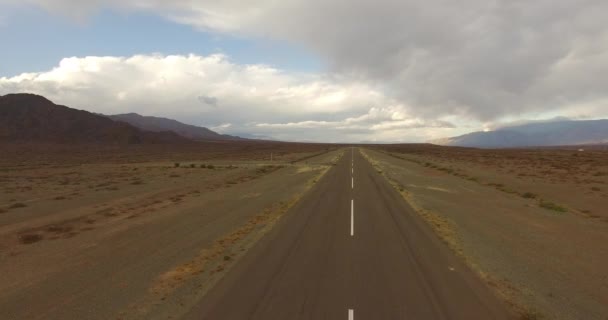Widok Powietrza Pustą Drogę Asfaltową Przez Pustynię Góry — Wideo stockowe