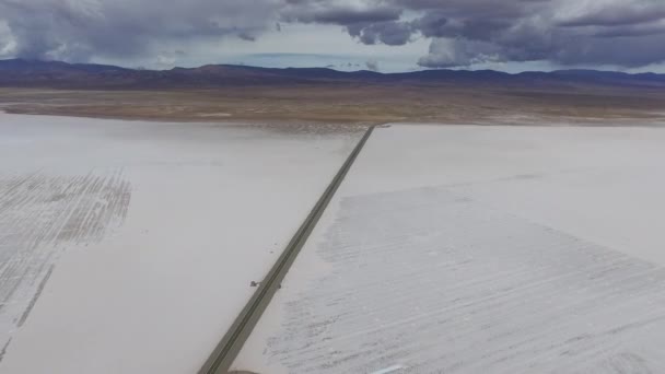 Vista Aérea Siguiendo Carretera Través Del Desierto Sal Blanca Salinas — Vídeo de stock