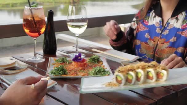 Couple Qui Déjeune Serveur Apporte Une Assiette Rouleaux Sushi Table — Video