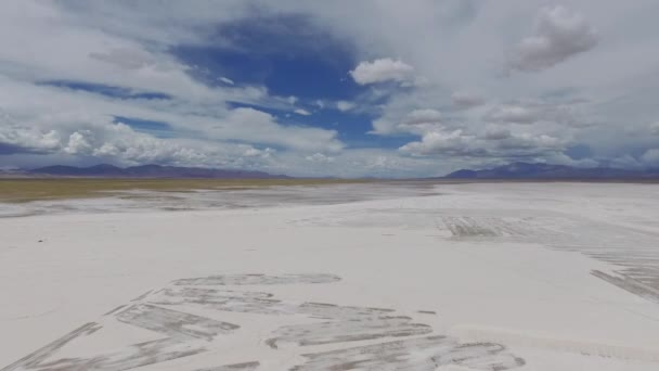阿根廷胡胡伊州萨利纳斯格兰德斯 在乌云密布的蓝天下空中拍摄的盐田和矿坑 — 图库视频影像