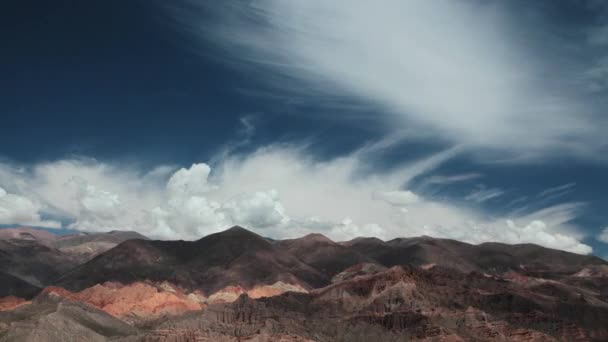 在阿根廷蒂尔卡拉的干旱多彩的高山上 戏剧性的云彩掠过时间的流逝 安第斯山脉棕色的全景 — 图库视频影像