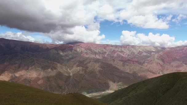 Luftbilde Den Fargerike Hornocal Fjellkjeden Andesfjellene – stockvideo