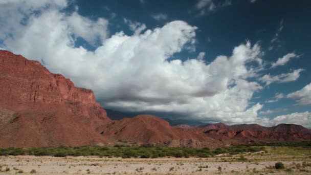 Lapso Tiempo Desierto Vista Las Montañas Rocosas Rojas Bajo Cielo — Vídeos de Stock
