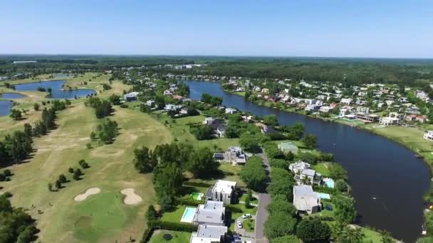 Aerial Shot Close Neighborhood River Can Appreciate Golf Field Ponds — Video