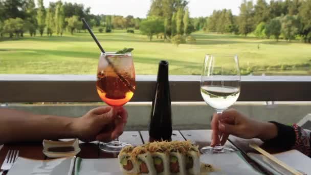 Couple Portant Toast Avec Des Sushis Sur Table Terrain Golf — Video