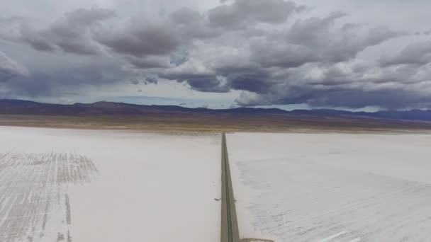 Salinas Grandes的空中景观 阿根廷Jujuy和Salta的天然盐滩 路穿过白色的沙漠 深坑和安第斯山脉 在美丽的云天下 — 图库视频影像