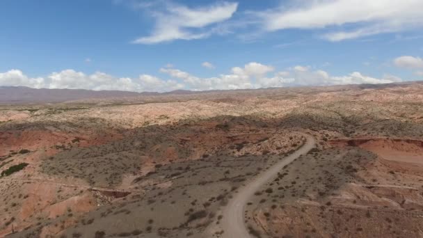 Luftaufnahme Einer Straße Durch Die Trockene Wüste Und Sanddünen — Stockvideo