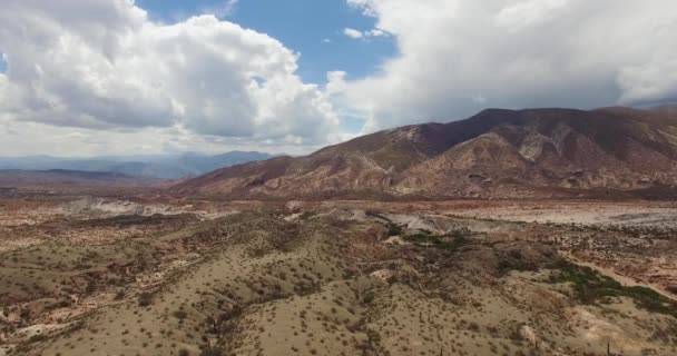 Letecký Pohled Vyprahlou Poušť Barevné Hory Pod Krásnou Dramatickou Oblohou — Stock video