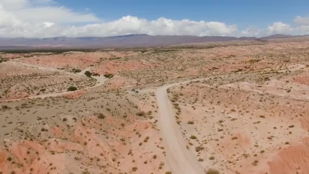 Luftaufnahme Einer Straße Durch Die Trockene Wüste Und Sanddünen — Stockvideo