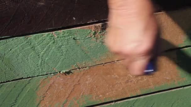妇女用刷子和液态丙烯酸膜在木制家具上作画以进行保护 — 图库视频影像